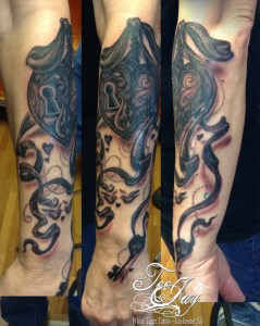 black and grey feminine heart and key